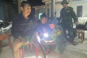 Quảng Bình: Cứu 4 ngư dân bị chìm tàu