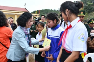 Thường trực Ban Bí thư Trương Thị Mai thăm và tặng quà tết đồng bào biên giới Quảng Bình