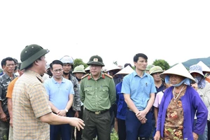 Giám đốc Công an tỉnh Quảng Bình đến điểm khai thác cát phục vụ cao tốc Bắc Nam lắng nghe tâm tư của người dân