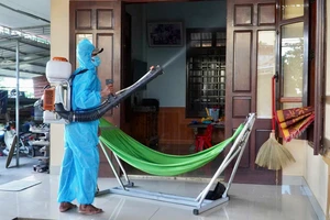 Cán bộ CDC Quảng Bình phun thuốc diệt sốt rét