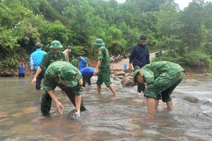 Quảng Bình. Đồn Biên phòng Ra Mai giúp dân khắc phục hậu quả mưa lũ