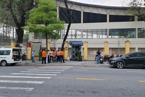 Hiện trường vụ đập phá trụ ATM trên đường Lê Duẩn. 