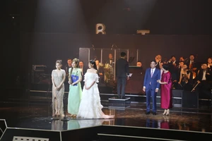 Ca sĩ Hari Won cùng diễn viên Uyển Ân và Diễn viên Khả Như nhận giải phim hay nhất. Ảnh: PHẠM NGA