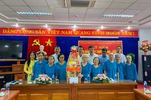 Ông Hồ Kỳ Minh, Phó Chủ tịch UBND TP Đà Nẵng trao quà cho các cụ tại Trung tâm điều dưỡng người có công miền Trung