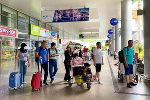 Một gia đình vừa đáp chuyến bay đến TP Đà Nẵng để du lịch