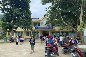 Nhiều học sinh trường Tiểu học Hòa Bắc (điểm trường thôn Nam Yên) chưa bắt đầu năm học mới vì phụ huynh phản đối việc sáp nhập trường. Ảnh: PHẠM NGA