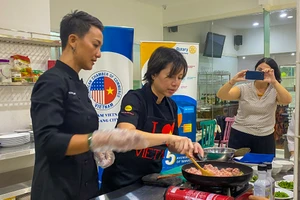 Christine Hà hướng dẫn học viên làm món Thái