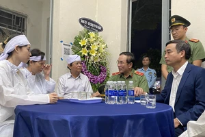 Chủ tịch UBND TP Đà Nẵng Lê Trung Chinh cùng Thiếu tướng Vũ Xuân Viên, Giám đốc Công an TP Đà Nẵng thăm hỏi gia đình bảo vệ Trần Minh Thành