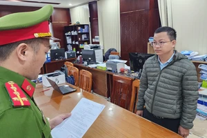 Phan Văn Tiến, chuyên viên Phòng Quản lý đô thị quận Cẩm Lệ bị khởi tố tội tham ô tài sản. Ảnh: CACC