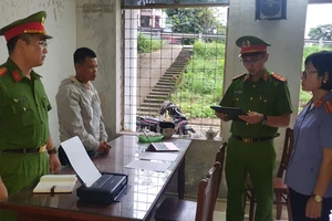 Cơ quan chức năng thực hiện lệnh bắt tạm giam đối với Nguyễn Hồng Đức. Ảnh: CACC