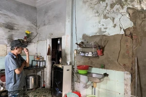 Ngôi nhà của ông Nguyễn Viết Phu xuống cấp nghiêm trọng nhưng không thể sửa chữa