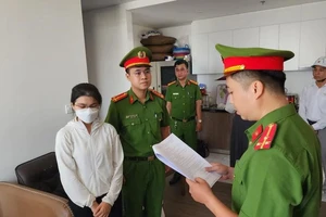 Công an tống đạt quyết định bắt tạm giam đối với Đỗ Thị Hà Xuyên