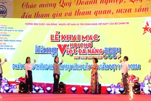 Các đại biểu thực hiện nghi thức khai mạc Hội chợ Hàng Việt Đà Nẵng 2024 - Tôn vinh sản phẩm OCOP