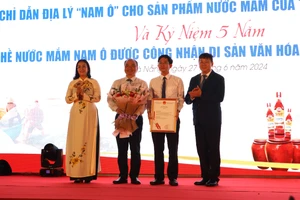 TP Đà Nẵng đón nhận văn bằng chỉ dẫn địa lý “Nam Ô” cho sản phẩm nước mắm