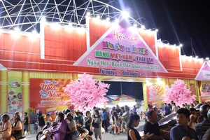 Hàng ngàn người dân và du khách tham gia hội chợ