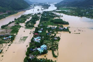 Sau những đợt mưa lớn do ảnh hưởng của bão số 6, nhiều khu vực xã Hòa Bắc, huyện Hòa Vang, TP Đà Nẵng bị chia cắt