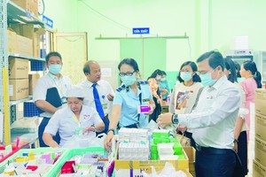市人民议会文社处考察范玉石医院的药品管理与使用工作。