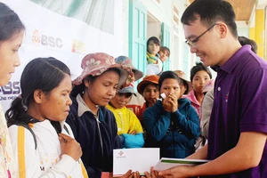 Đại diện HNX trao quà cho người dân huyện Nam Trà My, tỉnh Quảng Nam