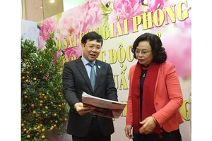 Phó Bí thư thường trực Thành ủy Hà Nội Ngô Thị Thanh Hằng và Phó Chủ tịch Hội Nhà báo Việt Nam Hồ Quang Lợi thăm gian hàng Báo SGGP