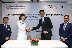 Đại diện LienVietPostBank và JPMorgan Chase ký kết hợp đồng tín dụng trị giá 50 triệu USD