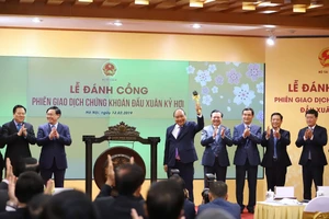Thủ tướng Nguyễn Xuân Phúc đánh cồng khai trương phiên giao dịch