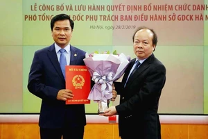 Ông Nguyễn Như Quỳnh nhận quyết định và hoa từ lãnh đạo Bộ Tài chính