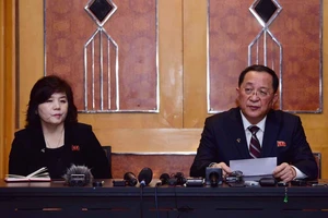 Ngoại trưởng Triều Tiên Ri Yong-ho (phải) tại buổi họp báo