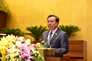 Bộ trưởng Bộ Tài chính Đinh Tiến Dũng trình bày tờ trình