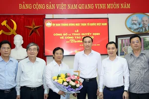 Ông Phùng Khánh Tài cùng lãnh đạo một số ban, đơn vị thuộc cơ quan Ủy ban Trung ương MTTQ Việt Nam chúc mừng nhà báo Lê Anh Đạt. Ảnh: KỲ ANH