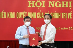 Trao quyết định Phó Trưởng Ban Kinh tế Trung ương cho đồng chí Nguyễn Thành Phong