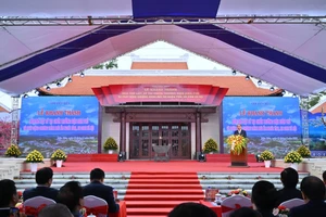 Chủ tịch nước Nguyễn Xuân Phúc dự khánh thành Đền thờ Liệt sĩ tại chiến trường Điện Biên Phủ