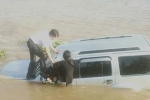 Chiếc xe rơi xuống sông Vàm Nao. Ảnh: ĐÔNG XUYÊN 