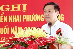 Phó Thủ tướng Vương Đình Huệ, Trưởng Ban Chỉ đạo Tây Nam bộ phát biểu tại hội nghị. Ảnh: HÀM LUÔNG
