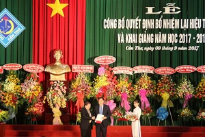 Thừa ủy quyền Bộ trưởng, Thứ trưởng Bộ GD-ĐT Bùi Văn Ga trao quyết định cho PGS.TS Hà Thanh Toàn. Ảnh: CAO PHONG