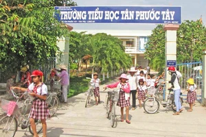 Trường Tiểu học Tân Phước Tây, huyện Tân Trụ, Long An. Ảnh: KIẾN VĂN