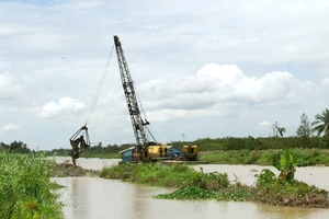 Thi công nạo vét thượng nguồn sông Ba Lai. Ảnh: D.K