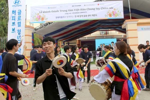 Tình nguyện viên Hàn Quốc biểu diễn nghệ thuật truyền thống tại lễ khánh thành. Ảnh: HIỀN TRANG