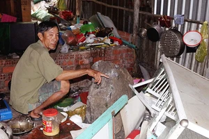 Tảng đá hơn 2 tấn lăn vào nhà ông Nguyễn Văn Dương khi gia đình ông đang ăn cơm. Ảnh: VĨNH THUẬN