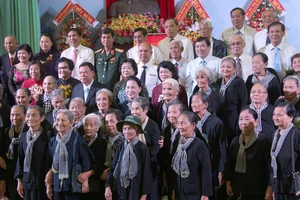 Lãnh đạo Đảng, Nhà nước và các tỉnh, thành chụp ảnh lưu niệm với Đội quân tóc dài. Ảnh: HÀM LUÔNG