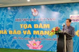 Nhà báo Nguyễn Bé, Phó Chủ tịch Hội nhà báo Việt Nam phát biểu tại buổi tọa đàm. Ảnh: HÀM LUÔNG