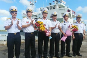Lãnh đạo Bộ Tư lệnh Vùng 2 Hải quân tặng hoa tiễn 2 đoàn công tác. Ảnh: HÀM LUÔNG