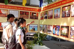 Các em học sinh TP Cần Thơ tham quan triển lãm về bút tích và hình ảnh Chủ tịch Hồ Chí Minh. Ảnh: HÀM LUÔNG