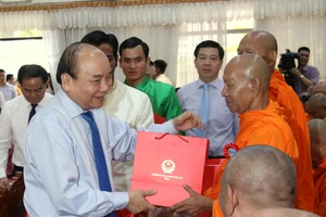 Thủ tướng Nguyễn Xuân Phúc tặng quà chúc mừng Tết Chôl Chnăm Thmây cho các chư tăng. Ảnh: TUẤN QUANG