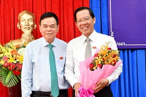 Ông Võ Thành Hạo (bên trái) và ông Phan Văn Mãi. Ảnh: HÀM LUÔNG