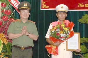 Thượng tướng Nguyễn Văn Thành chúc mừng Đại tá Nguyễn Văn Nhựt. Ảnh: HÀM LUÔNG