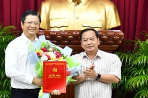 Đồng chí Trần Quốc Trung (bên phải) trao quyết định của Ban Bí thư cho đồng chí Trương Quang Hoài Nam