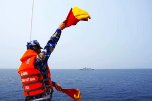 Nhân viên tín hiệu Tàu 265 luyện tập cờ tay với tàu Hải quân Hoàng gia Thái Lan