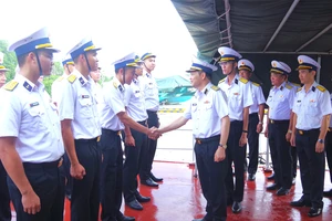 Trung tướng Nguyễn Văn Bổng thăm cán bộ, chiến sĩ Tàu 263, Hải đội 515, Lữ đoàn 175