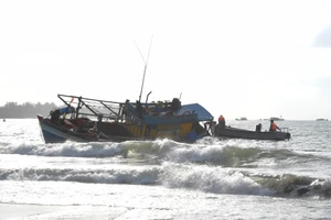 Vùng 5 Hải quân cứu kéo thành công tàu cá ngư dân gặp nạn