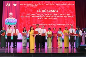 Học viện Chính trị Quốc gia Hồ Chí Minh và Thành ủy TPHCM trao bằng Cao cấp chính trị cho 129 học viên